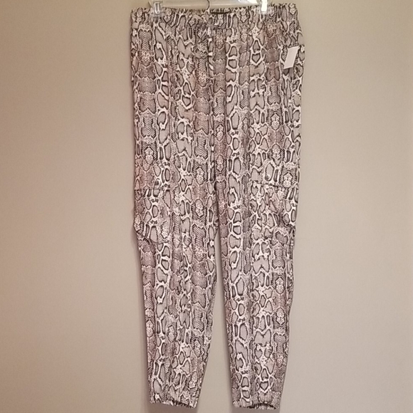 🆕️Snake print jogger cargo pants - Picture 2 of 7